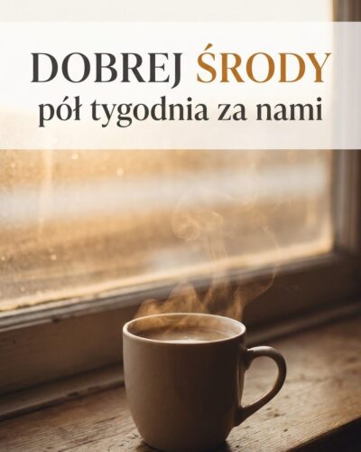 Filiżanka kawy na parapecie w porannym słońcu z napisem „Dobrej środy" i podtytułem o połowie tygodnia.