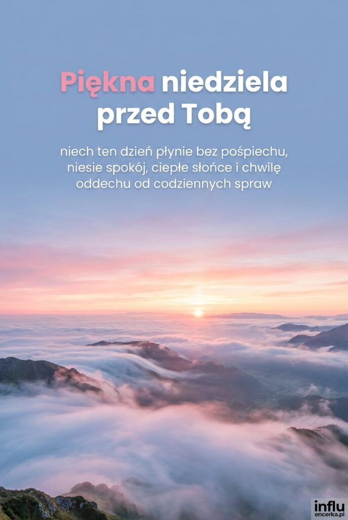 Górski krajobraz o wschodzie słońca we mgle z napisem „Piękna niedziela przed Tobą".