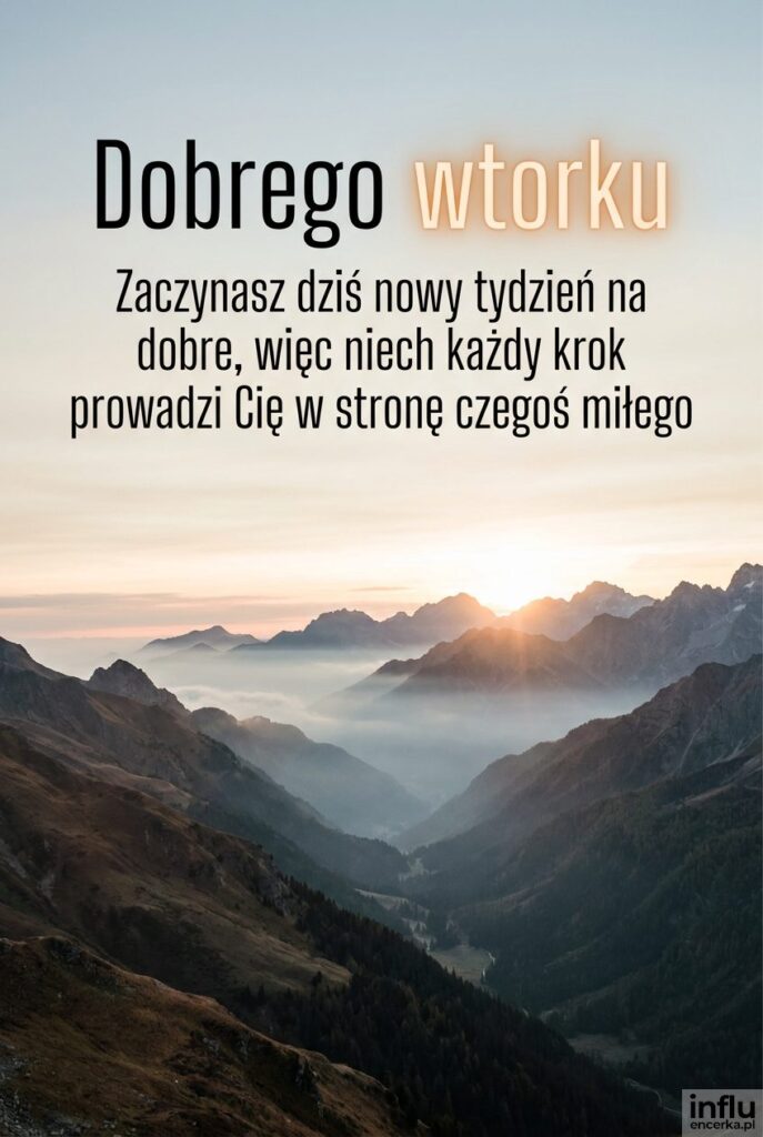 Górski krajobraz o świcie z mgłą i wschodzącym słońcem, napis Dobrego wtorku