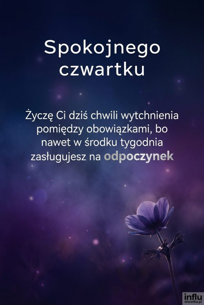 Nastrojowe granatowo-fioletowe tło z bokeh i kwiatem w rogu, napis Spokojnego czwartku
