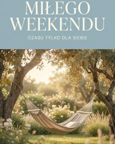 Hamak w ogrodzie w ciepłym świetle słońca z napisem „Miłego weekendu" na tle nieba.