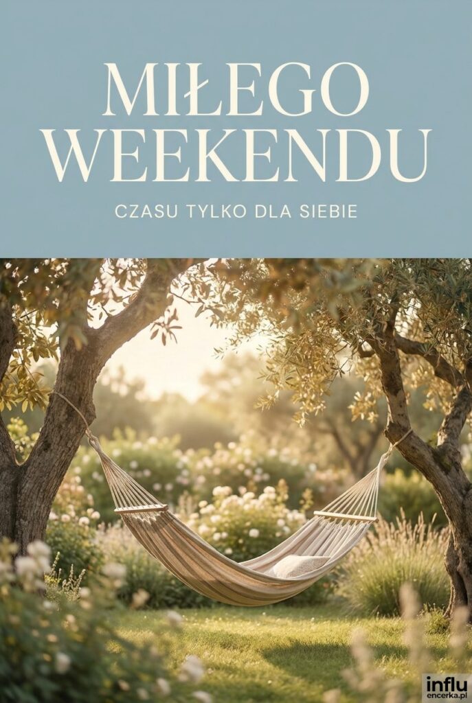 Hamak w ogrodzie w ciepłym świetle słońca z napisem „Miłego weekendu" na tle nieba.