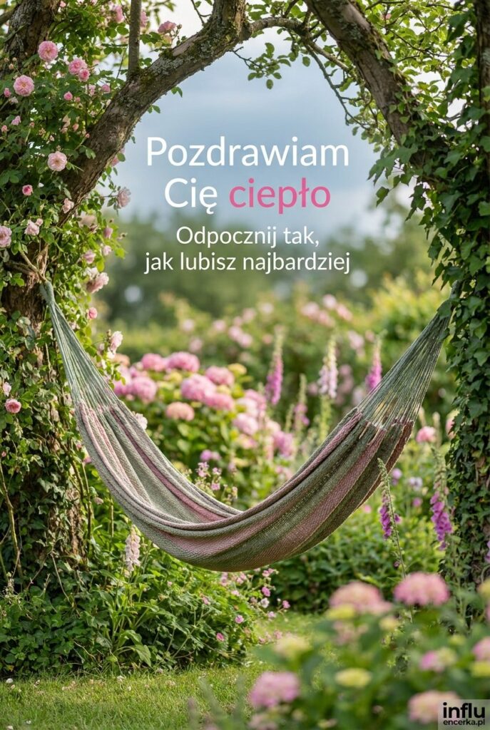 Hamak w kwiecistym ogrodzie w miękkim świetle z napisem Pozdrawiam Cię ciepło