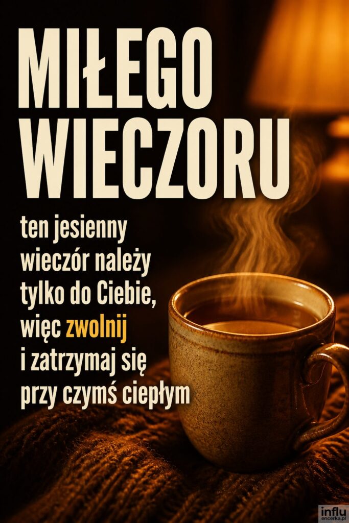 Parujący kubek herbaty przy ciepłej lampie z nagłówkiem „MIŁEGO WIECZORU" w kremowej bieli.