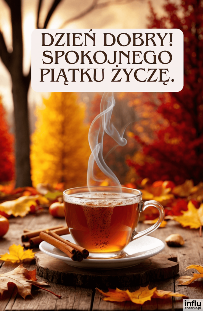Szklana filiżanka parzącej herbaty z cynamonem na tle jesiennych liści i drzew, z napisem „Dzień dobry! Spokojnego piątku życzę.”