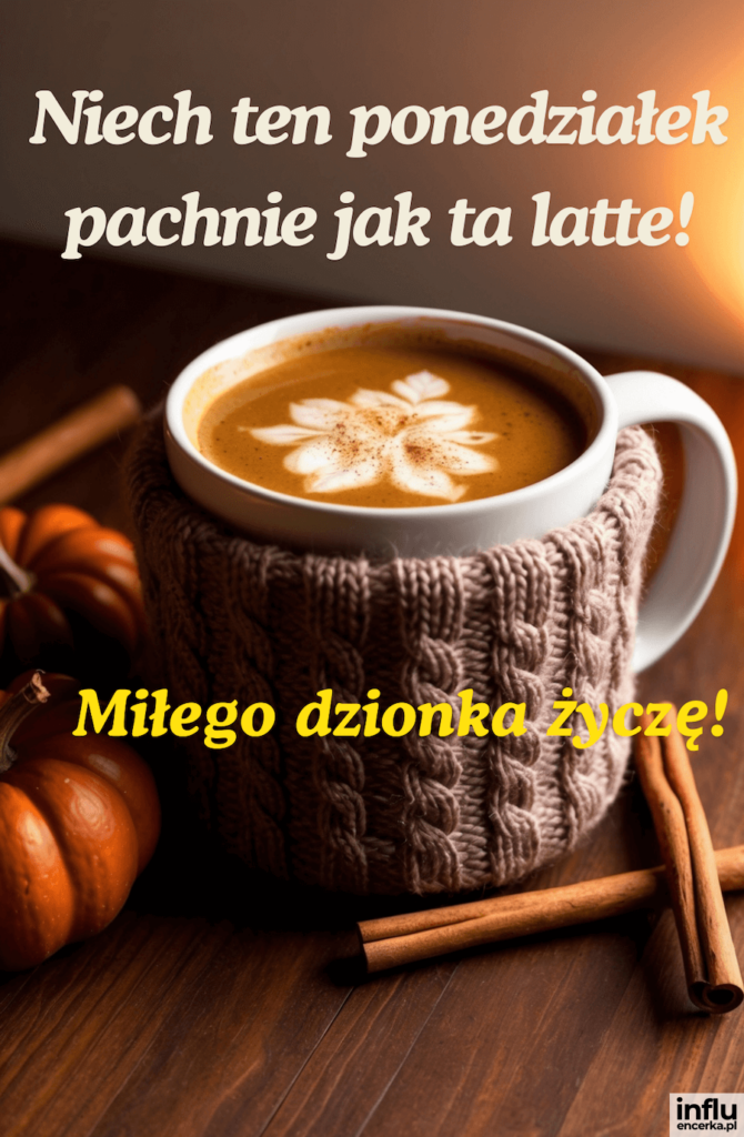 Kubek latte w wełnianym ochroniaczu obok lasek cynamonu i dyni, z napisem „Niech ten poniedziałek pachnie jak ta latte! Miłego dzionka życzę!”