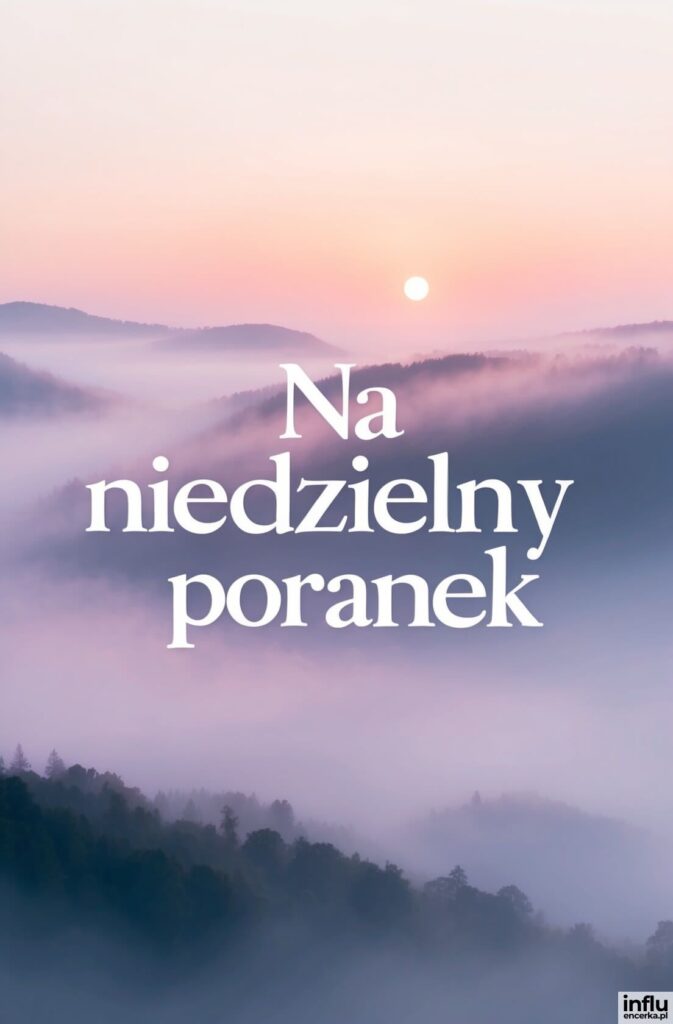 Zamglony pejzaż górski o świcie w różowo-lawendowych barwach z białym napisem „Na niedzielny poranek”