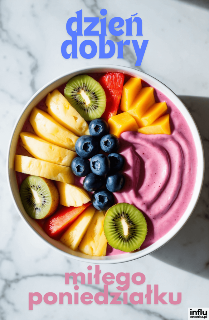 Kolorowe smoothie bowl z kiwi, ananasem, mango, borówkami i truskawkami, z napisami „dzień dobry”