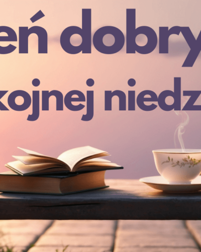 Otwarta książka i parująca filiżanka herbaty na drewnianym stoliku o świcie, z napisem „Dzień dobry! Spokojnej niedzieli!”