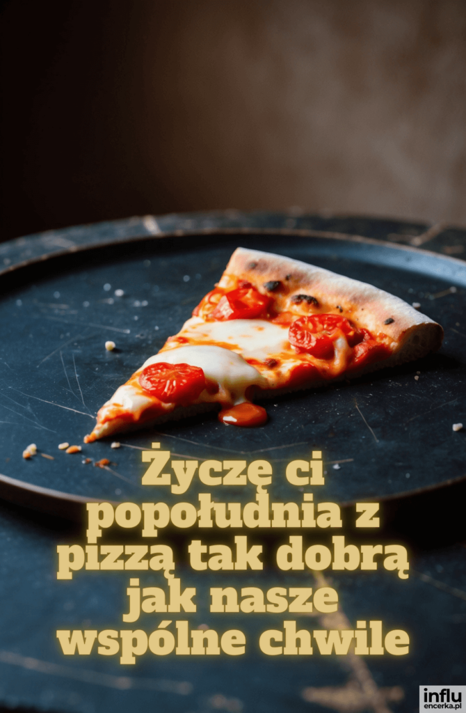 Kawałek pizzy margherita z pomidorkami na czarnej tacy z napisem „Życzę ci popołudnia z pizzą tak dobrą jak nasze wspólne chwile”