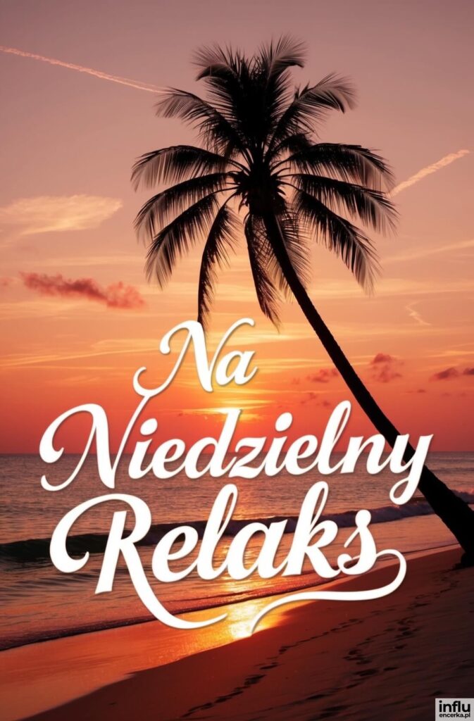 Tropikalna plaża o zachodzie słońca z sylwetką palmy kokosowej i napisem „Na Niedzielny Relaks”