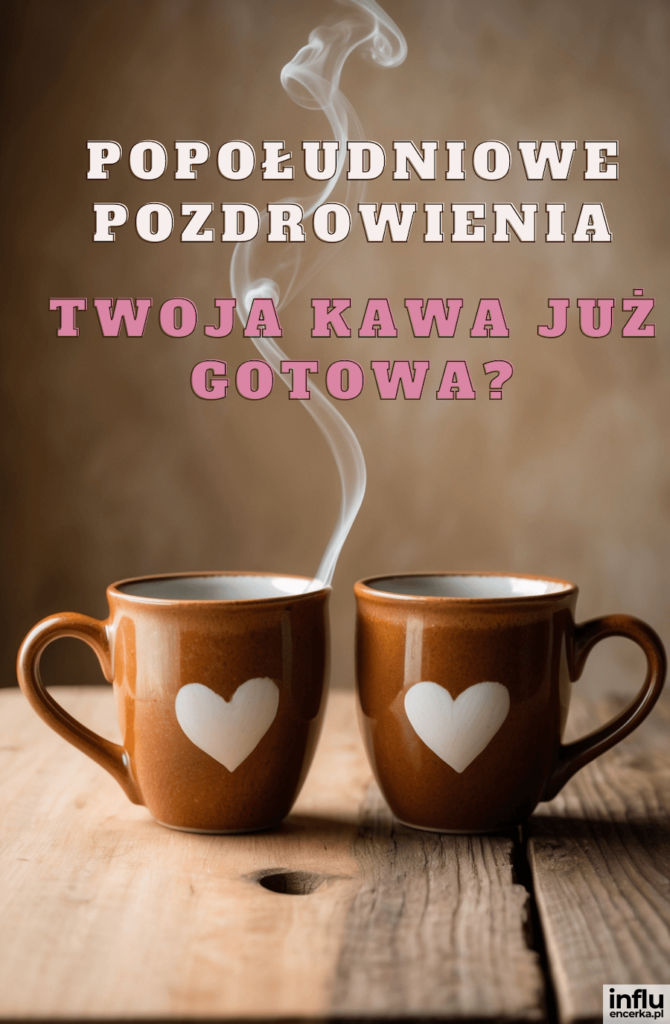 Dwa brązowe kubki z białymi sercami na drewnianym blacie, unoszący się z nich parą, z napisami „Popołudniowe pozdrowienia”