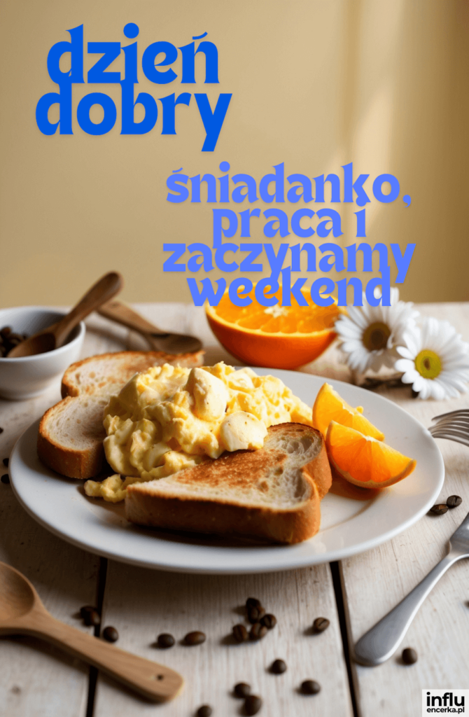 Talerz z jajecznicą na tostach i pomarańczą na drewnianym stole, ziarna kawy i stokrotki w tle, niebieski napis „dzień dobry śniadanko, praca i zaczynamy weekend”