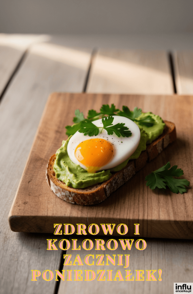 Tost z pastą z awokado i jajkiem sadzonym na desce, z napisem „Zdrowo i kolorowo zacznij poniedziałek!”