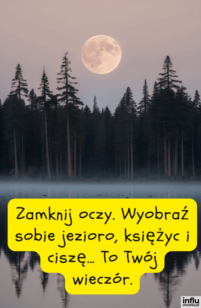 Nocna fotografia pełni księżyca nad jeziorem otoczonym lasem iglastym we mgle, z żółtą ramką i napisem „Zamknij oczy. Wyobraź sobie jezioro, księżyc i ciszę… To Twój wieczór.”
