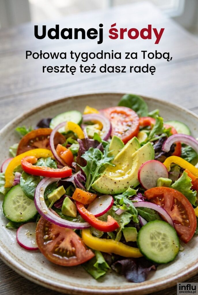 Zdjęcie kolorowej sałatki z warzywami na środowy obiad z napisem Udanej środy