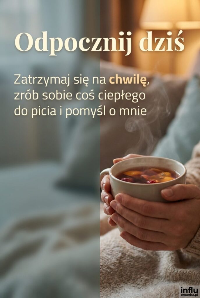 Dłonie trzymające kubek gorącej herbaty w przytulnym wnętrzu z napisem Odpocznij dziś