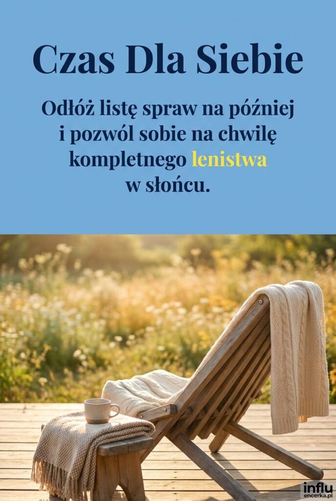 Leżak na tarasie z widokiem na łąkę i napis „Czas Dla Siebie" na niebie.