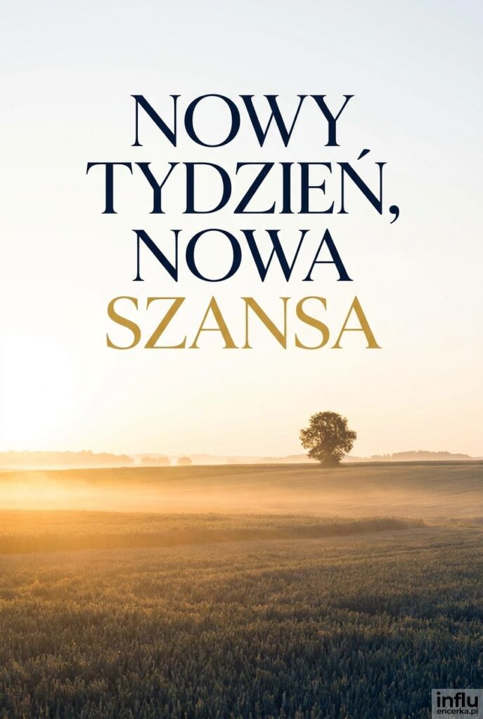 Mglisty krajobraz wiejskich pól o wschodzie słońca z napisem „Nowy tydzień, nowa szansa".