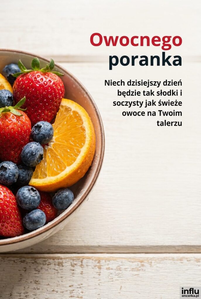Miska świeżych owoców na drewnianym stole w porannym świetle z napisem „Owocnego poranka".