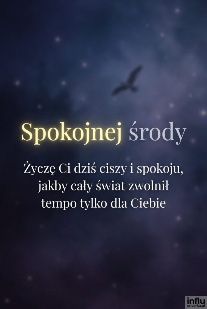 Nastrojowe granatowe tło z rozmytym lecącym ptakiem i napisem Spokojnej środy