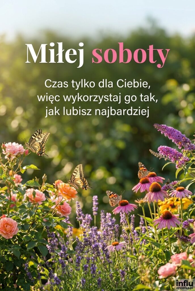 Ogród w słońcu z motylami wśród kwiatów w sobotę z napisem Miłej soboty