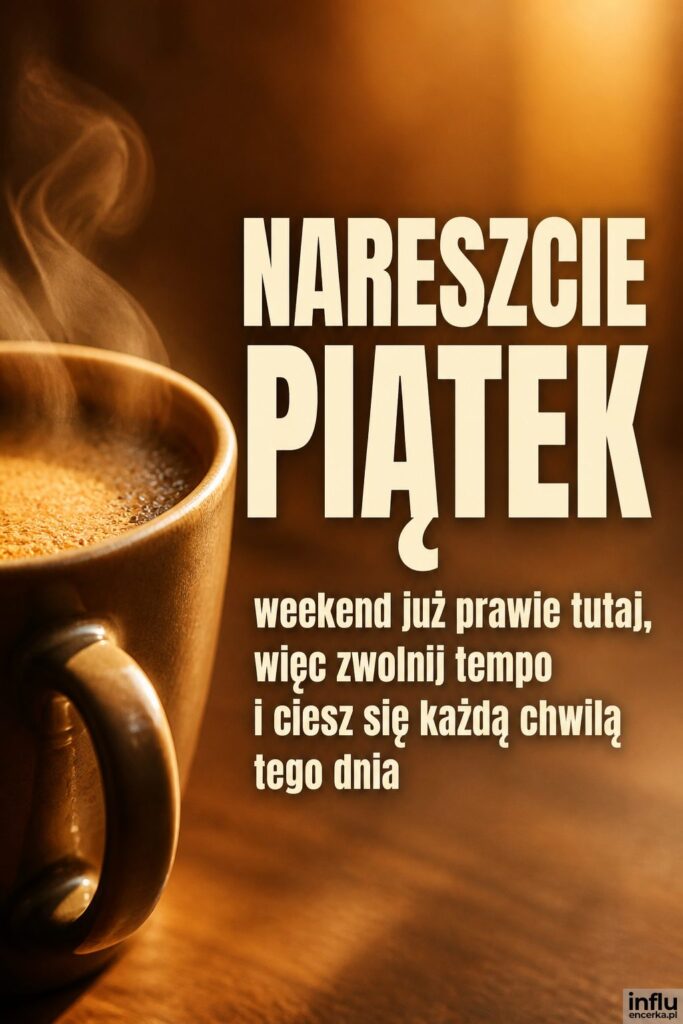 Parujący kubek kawy w ciepłym świetle z nagłówkiem „NARESZCIE PIĄTEK” na jasnych literach.