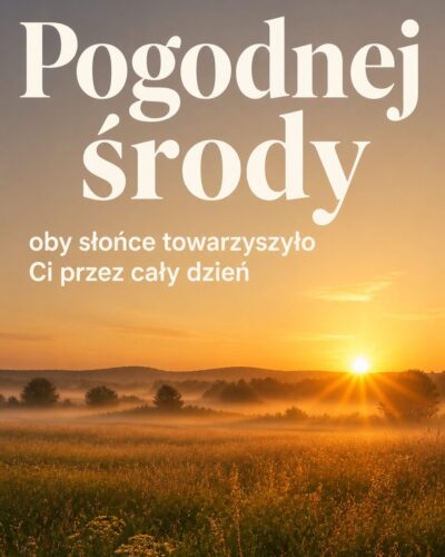 Poranny krajobraz łąki z niskim słońcem i nagłówkiem „Pogodnej środy” na ciepłym niebie.