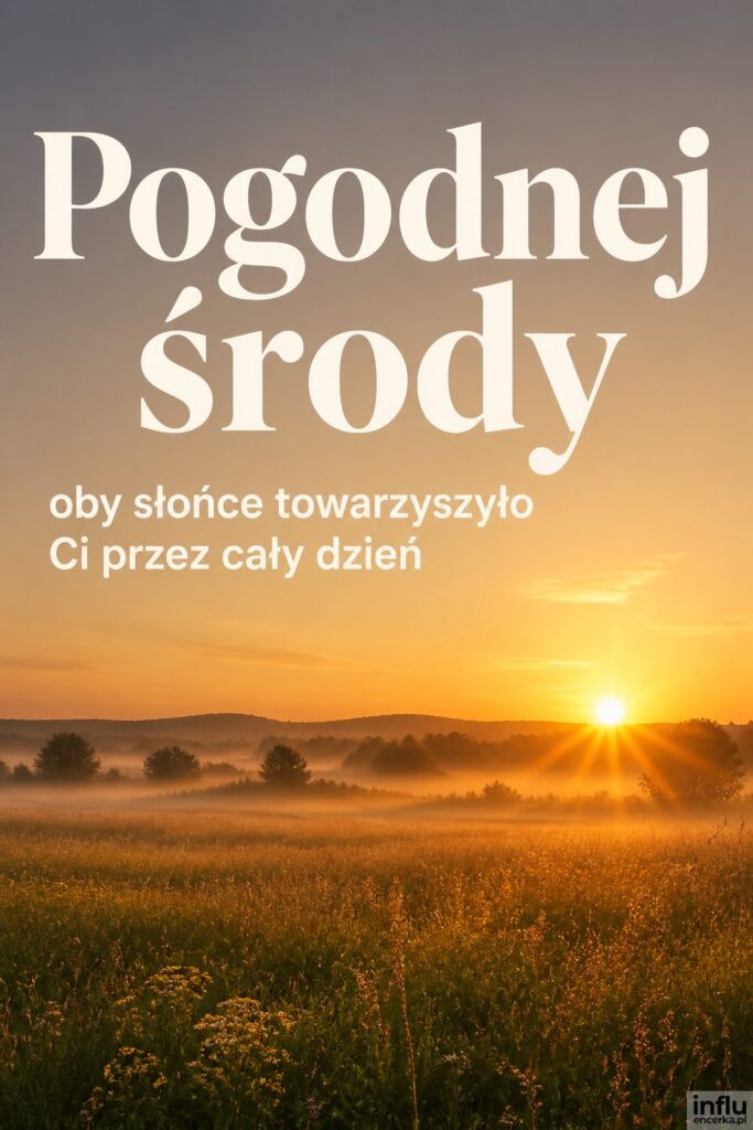 Poranny krajobraz łąki z niskim słońcem i nagłówkiem „Pogodnej środy” na ciepłym niebie.