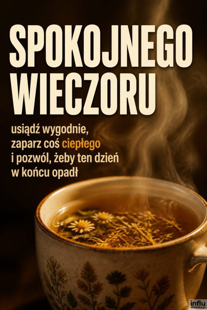 Parująca filiżanka herbaty w ciepłym świetle z napisem „SPOKOJNEGO WIECZORU” w kremowej bieli.