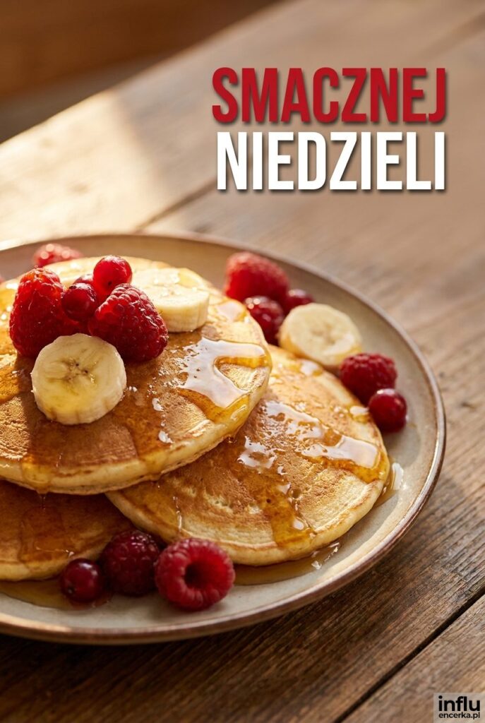 Talerz naleśników z owocami i miodem w porannym świetle z napisem „Smacznej niedzieli".