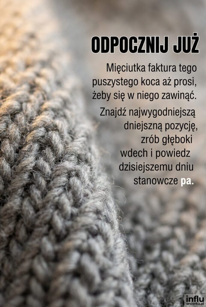 Z bliska pokazany puszysty szary koc z zachęcającym napisem „Odpocznij już”.