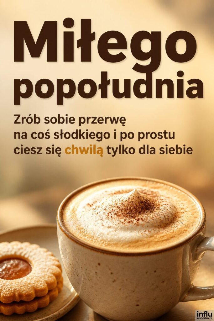 Makro cappuccino z ciastkiem w ciepłym świetle, u góry nagłówek „Miłego popołudnia”.
