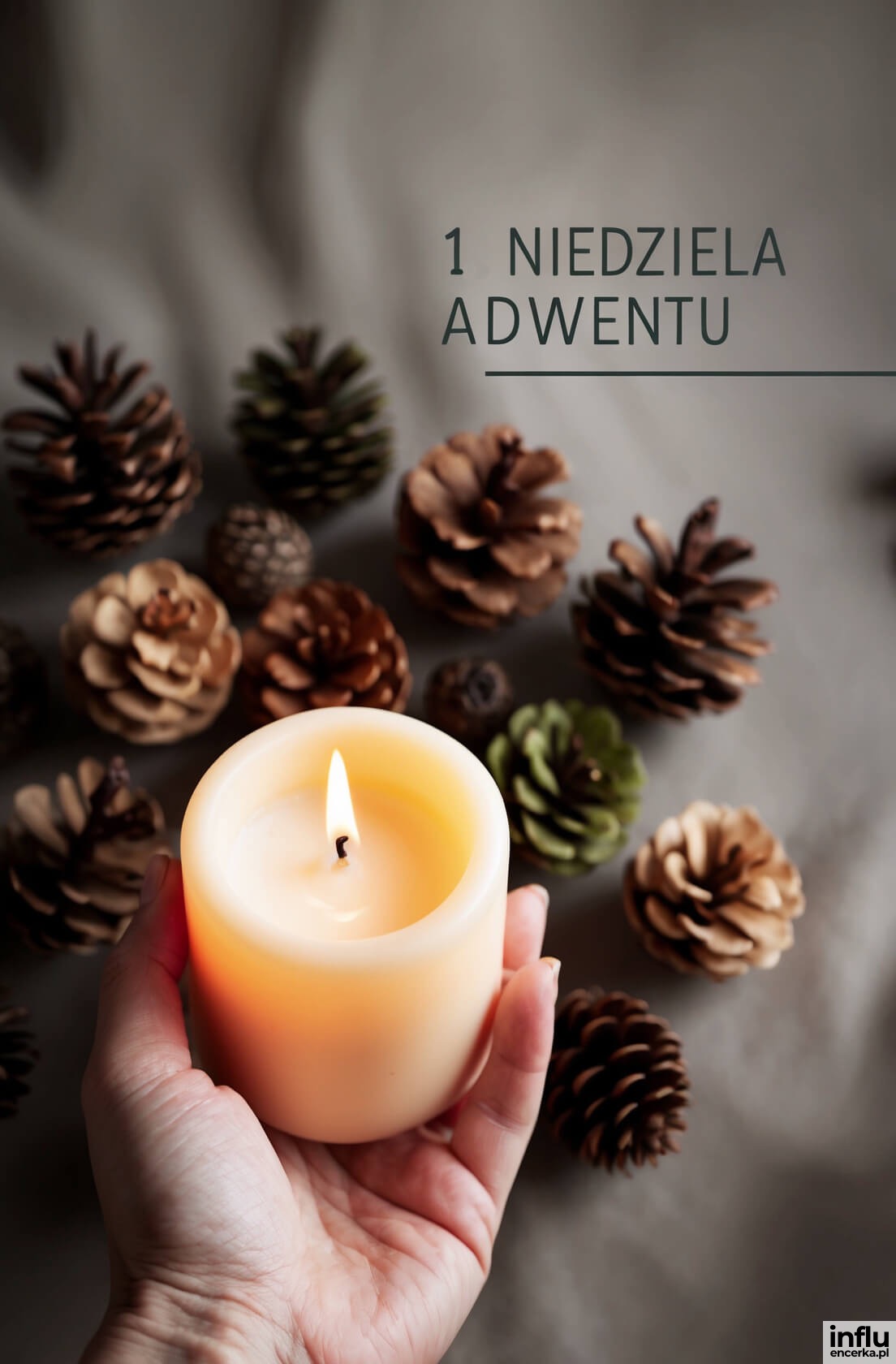 Kartka na 1. Niedzielę Adwentową, świeczka w dłoni nad stroikiem