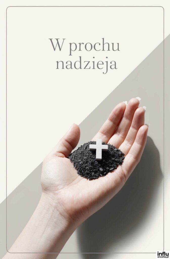 Dłoń trzymająca popiół z białym krzyżykiem pośrodku, z napisem „W prochu nadzieja”