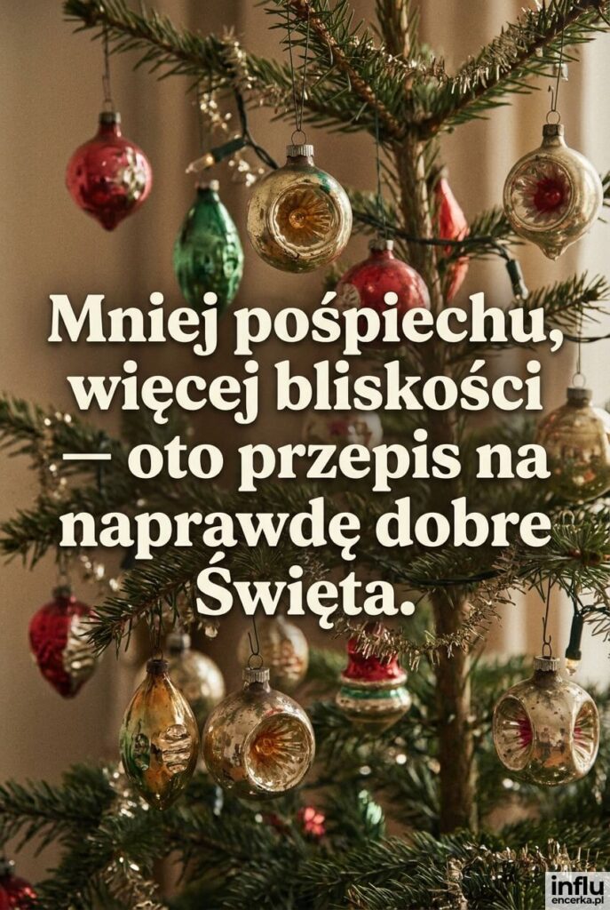 Fotorealistyczne vintage'owe szklane bombki na gałązkach choinki w sepiowej tonacji; napis „Mniej pośpiechu, więcej bliskości — oto przepis na naprawdę dobre Święta".