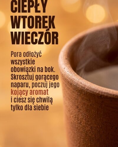 Gliniasty kubek z parującą herbatą pod ciepłym napisem "Ciepły wtorkowy wieczór" pełnym relaksu.