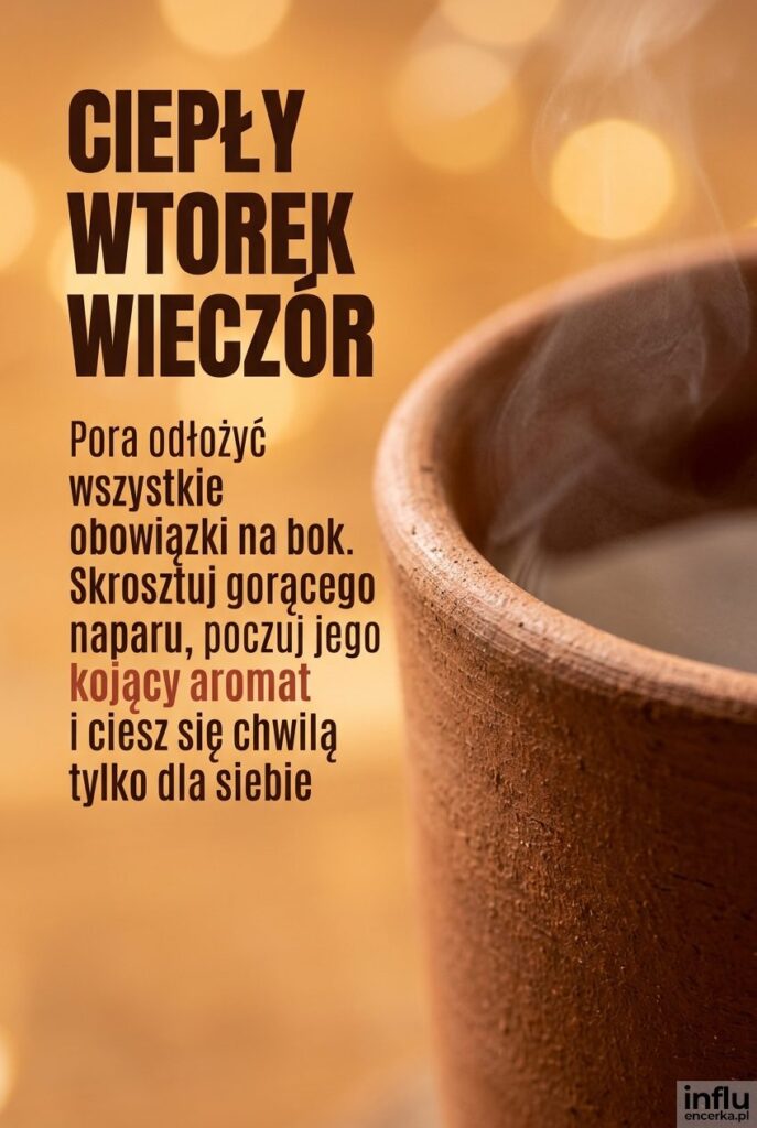 Gliniasty kubek z parującą herbatą pod ciepłym napisem "Ciepły wtorkowy wieczór" pełnym relaksu.