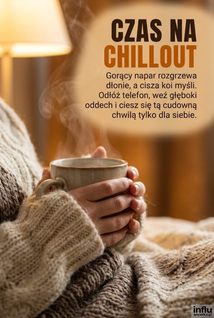 Dłonie w wełnianym swetrze trzymają kubek dymiącej herbaty, obok widnieje tekst „Czas na chillout”.