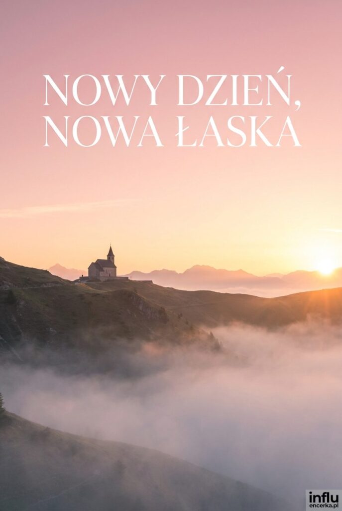 Górski krajobraz o wschodzie słońca z kościółkiem w tle i napisem „Nowy dzień, nowa łaska".