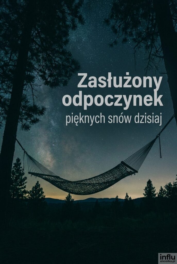 Hamak wiszący w ciemnościach gwieździstej nocy z krótkim napisem „Zasłużony odpoczynek”.