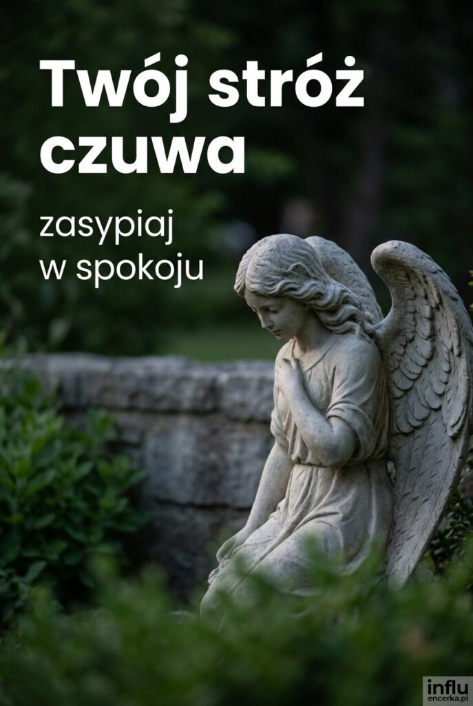 Czuwający anioł z kamienia pośród zieleni z napisem „Twój stróż czuwa”.
