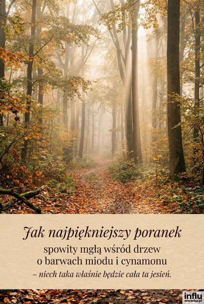 Fotorealistyczna kartka z mglistym porannym lasem i promieniami słońca, z napisem „Jak najpiękniejszy poranek spowity mgłą wśród drzew o barwach miodu i cynamonu – niech taka właśnie będzie cała ta jesień".
