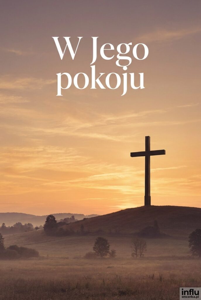 Krzyż na wzgórzu podczas zachodu słońca z panoramicznym krajobrazem i napisem „W Jego pokoju”.