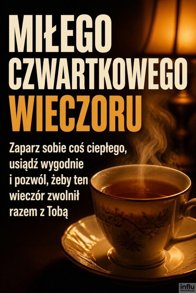 Parująca filiżanka herbaty w ciepłym świetle lampy z napisem „MIŁEGO CZWARTKOWEGO WIECZORU”.