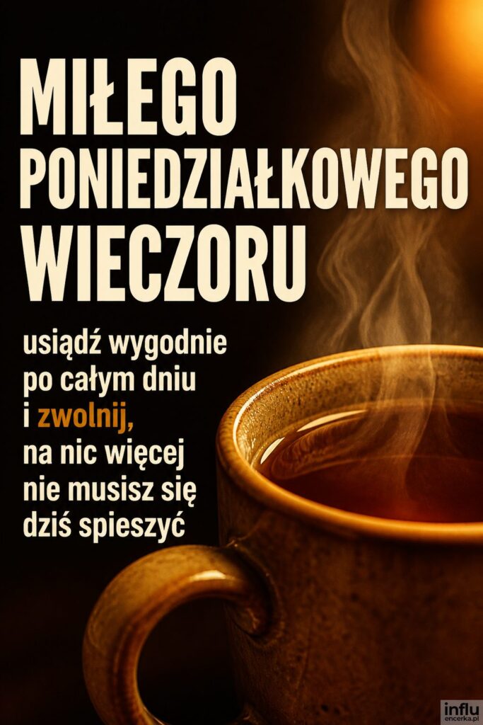 Zbliżenie parującego kubka herbaty w ciepłym świetle lampy z napisem „MIŁEGO PONIEDZIAŁKOWEGO WIECZORU”.