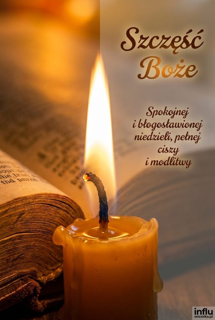 Zbliżenie na płonącą świecę i otwartą Biblię z napisem Szczęść Boże w ciepłym świetle.