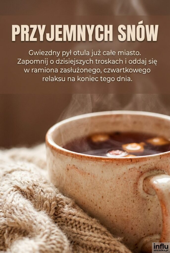 Zbliżenie na kubek herbaty i koc z życzeniami „Przyjemnych snów”.