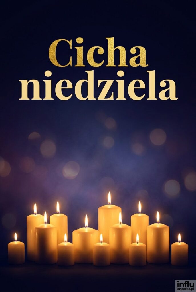 Rząd zapalonych świec na ciemnym granatowym tle z bokeh i napisem „Cicha niedziela”.
