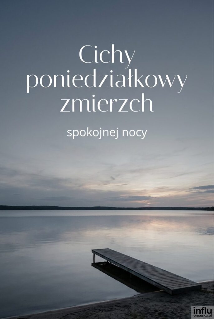 Spokojne jezioro o zmierzchu z drewnianym pomostem i eleganckim nagłówkiem „Cichy poniedziałkowy zmierzch”.